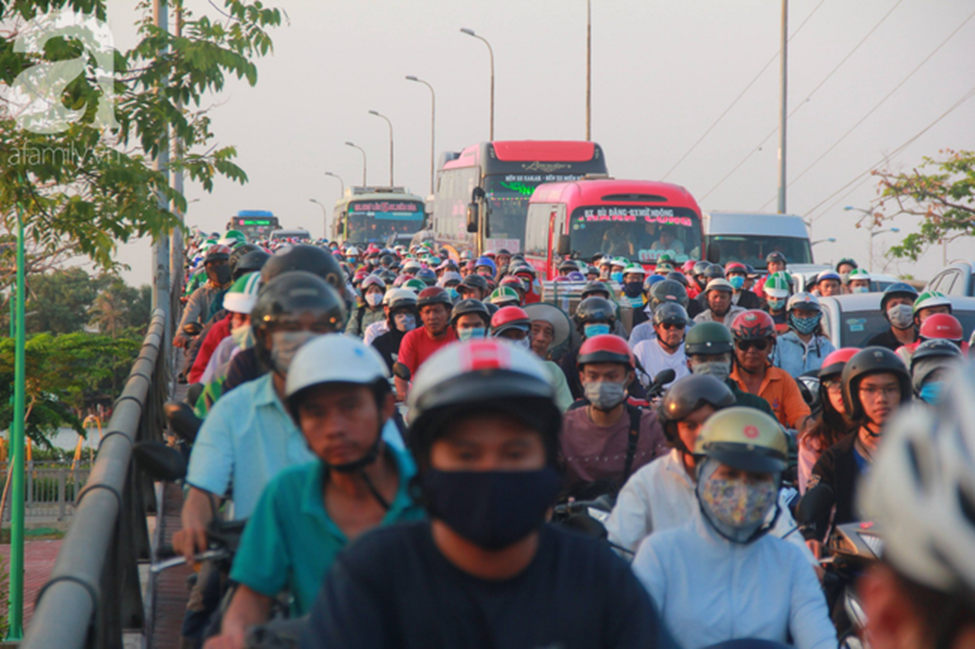 TP.HCM: Nghỉ lễ 30/4 - 1/5 tận 5 ngày, người dân ùn ùn về quê khiến các tuyến đường kẹt cứng không lối thoát-21