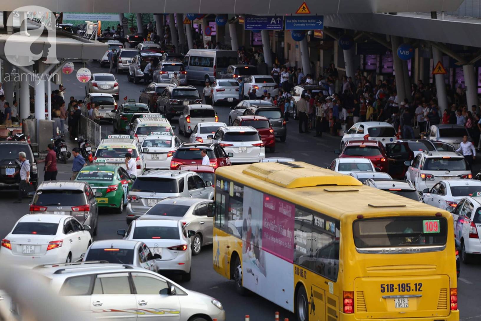 TP.HCM: Nghỉ lễ 30/4 - 1/5 tận 5 ngày, người dân ùn ùn về quê khiến các tuyến đường kẹt cứng không lối thoát-27
