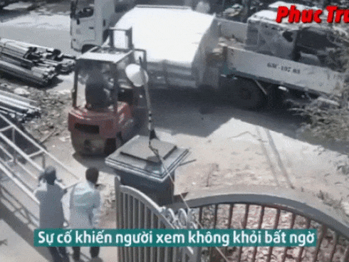 Giải cứu bé trai lơ lửng ngoài ban công tầng 7-1