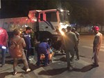 Dừng đèn đỏ, tài xế ở Hà Nội ngủ quên trong xe nửa giờ khiến CSGT phải cẩu cả xe và người-3