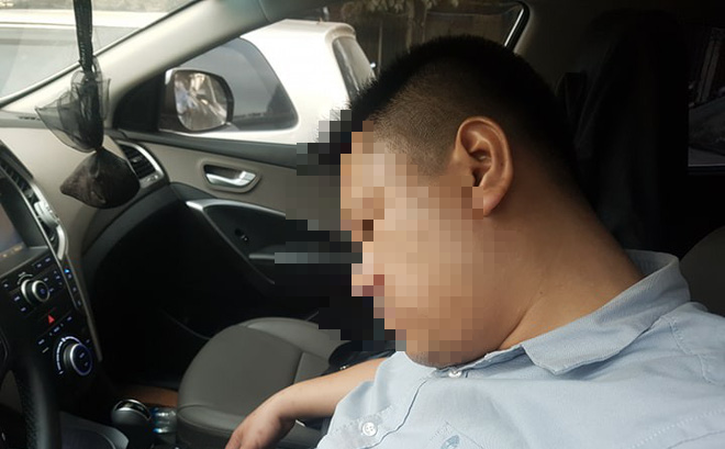 Dừng đèn đỏ, tài xế ở Hà Nội ngủ quên trong xe nửa giờ khiến CSGT phải cẩu cả xe và người-1