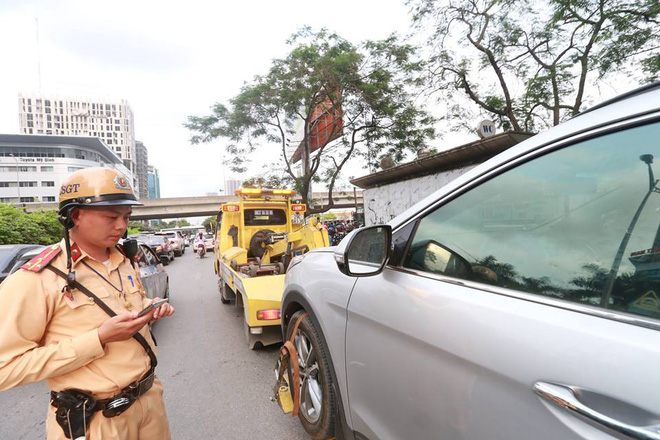 Dừng đèn đỏ, tài xế ở Hà Nội ngủ quên trong xe nửa giờ khiến CSGT phải cẩu cả xe và người-2
