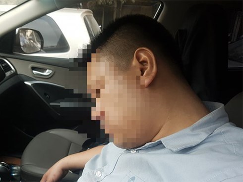 Dừng đèn đỏ, tài xế ở Hà Nội ngủ quên trong xe nửa giờ khiến CSGT phải cẩu cả xe và người