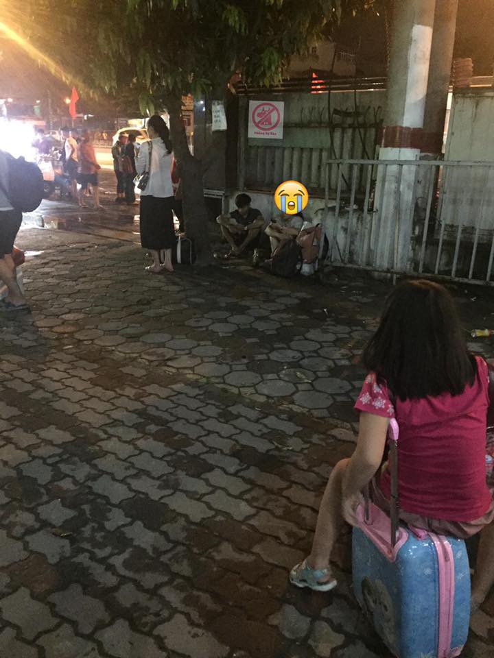 Xót xa hình ảnh 2 sinh viên ngồi vạ vật ở bến xe hàng tiếng đồng hồ không mua được vé về nghỉ lễ-1