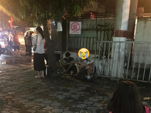 Xót xa hình ảnh 2 sinh viên ngồi vạ vật ở bến xe hàng tiếng đồng hồ không mua được vé về nghỉ lễ