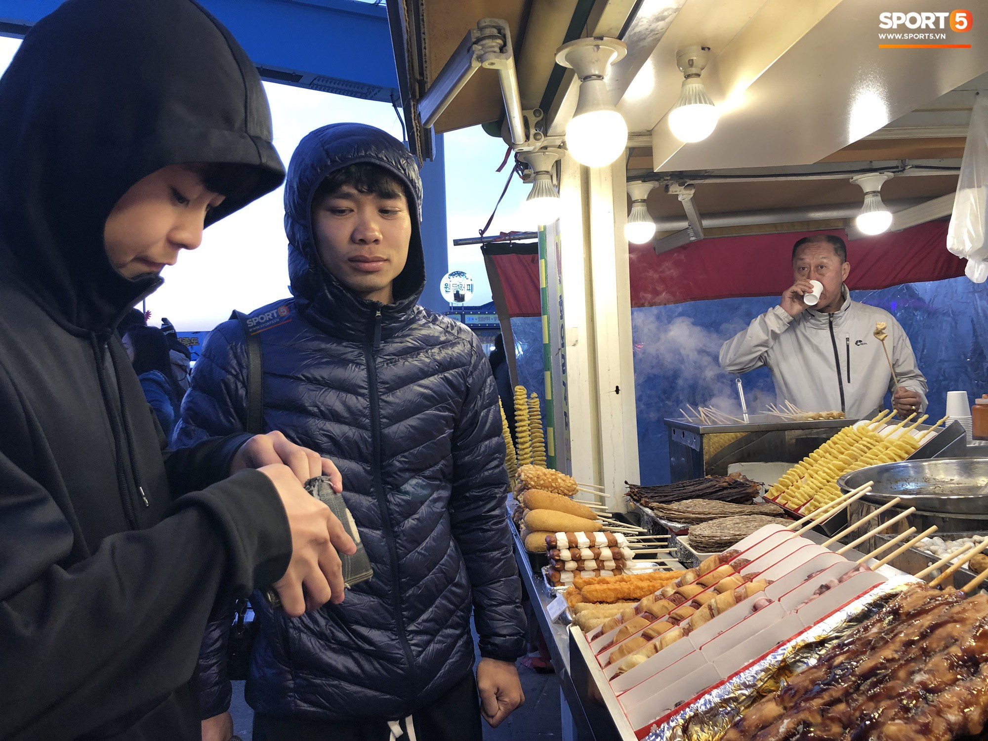 Đứng trước món ăn yêu thích, Công Phượng dặn lòng làm ngơ vì sợ... béo-1