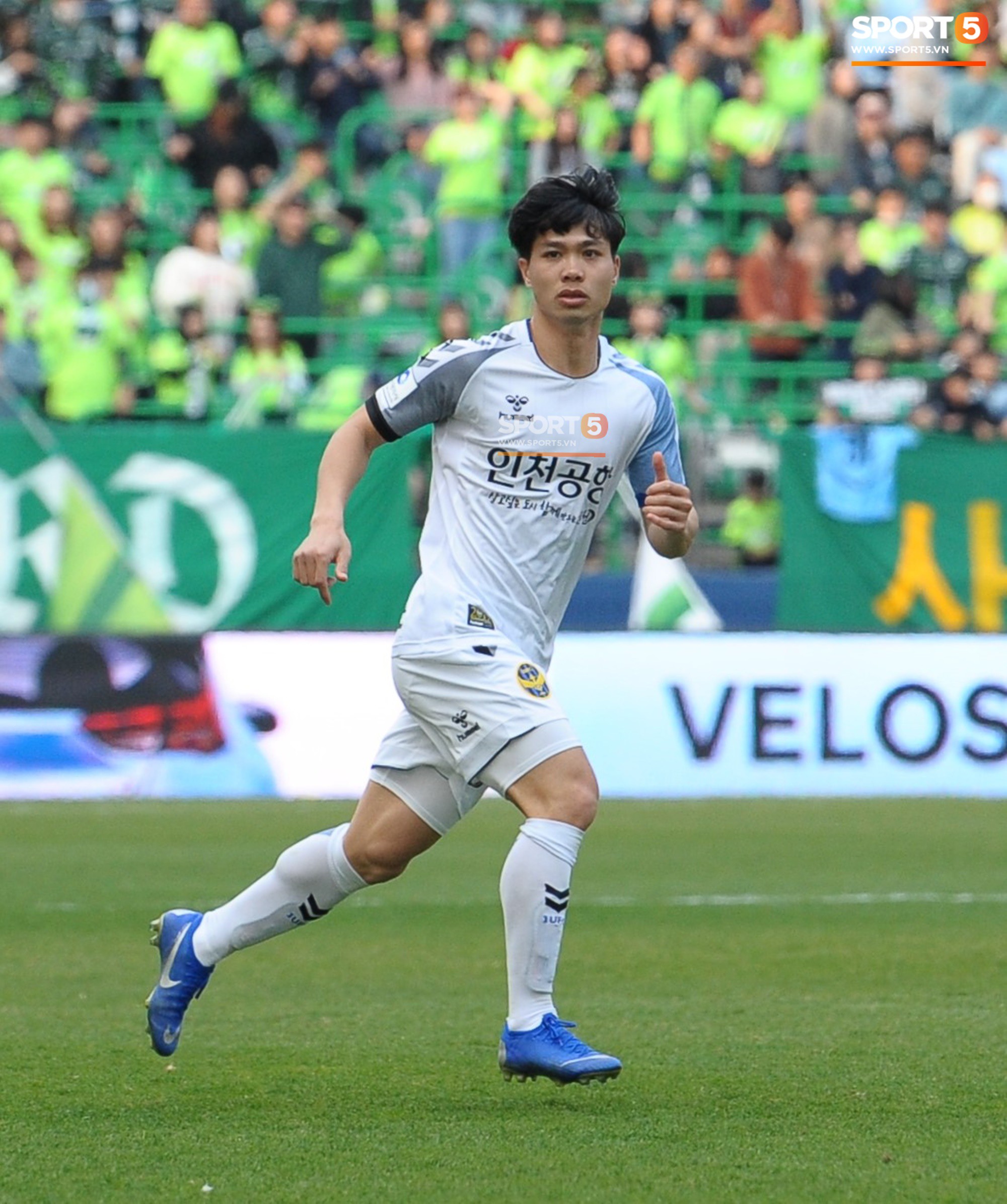 Đứng trước món ăn yêu thích, Công Phượng dặn lòng làm ngơ vì sợ... béo-2