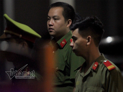 Hí hoáy nhắn tin với người thương trong giờ học, cô giáo ra tay viết một câu khiến học sinh xấu hổ chừa đến già-2