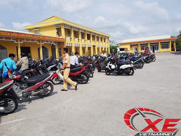 Hàng trăm người chen chúc đợi bấm biển số ngũ quý 9-1