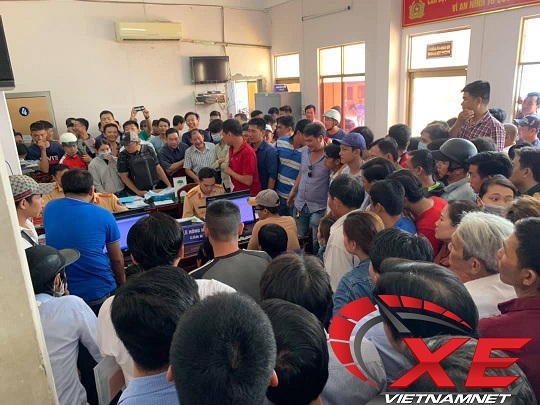 Hàng trăm người chen chúc đợi bấm biển số ngũ quý 9-2