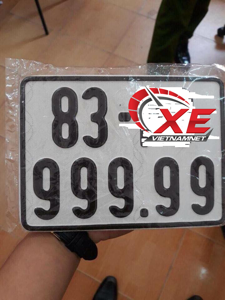 Hàng trăm người chen chúc đợi bấm biển số ngũ quý 9-3