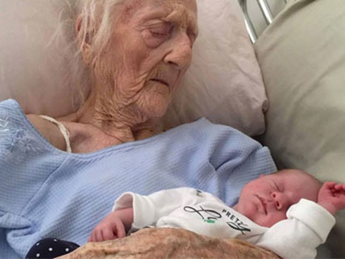 Kiếp này không đến được với nhau thì tui hẹn ông ở kiếp sau - câu nói của bà cụ 93 tuổi sau 65 năm gặp lại mối tình thời thanh xuân khiến nhiều người rưng rưng-6