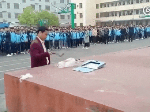 Thầy giáo gây xôn xao khi dùng búa đập không trượt phát nào điện thoại xịn xò của loạt học sinh-1