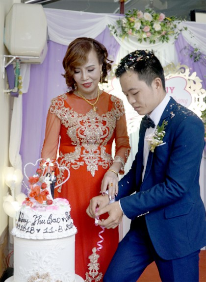 Sau hơn nửa năm làm đám cưới, vợ chồng cô dâu 62 tuổi đã làm loạn cộng đồng mạng bằng hàng loạt trò lố này-2