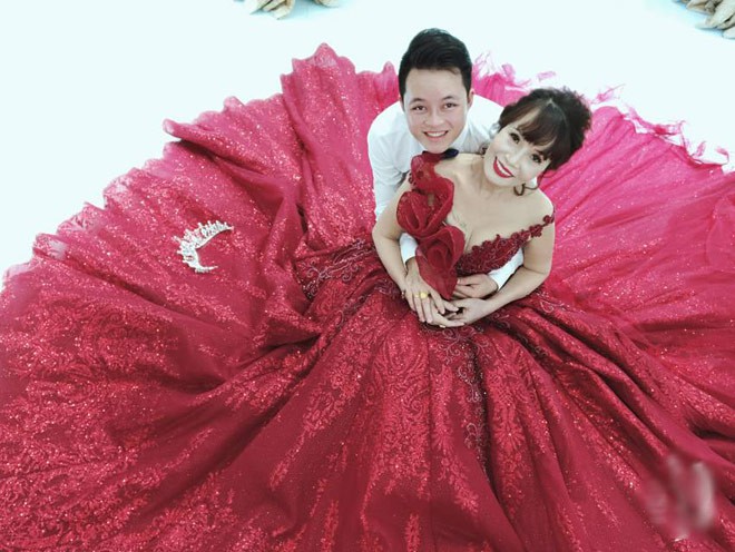 Sau hơn nửa năm làm đám cưới, vợ chồng cô dâu 62 tuổi đã làm loạn cộng đồng mạng bằng hàng loạt trò lố này-3