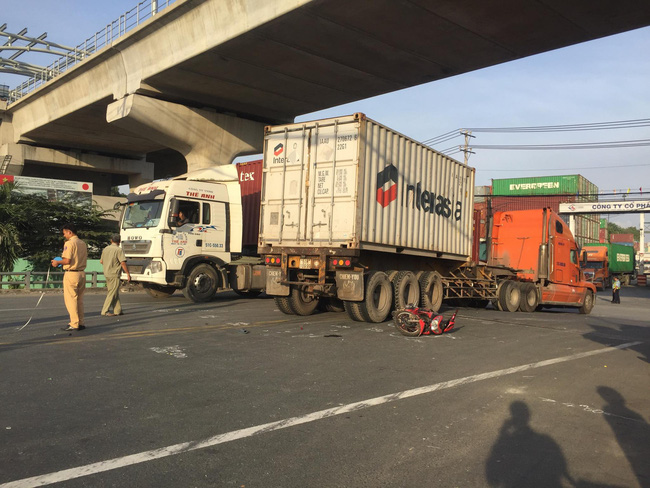 Nam thanh niên gào khóc thảm thiết khi người dì bị container cán tử vong trong lúc ra bến xe về quê nghỉ lễ-1