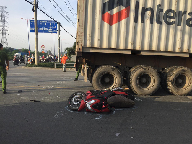 Nam thanh niên gào khóc thảm thiết khi người dì bị container cán tử vong trong lúc ra bến xe về quê nghỉ lễ-2