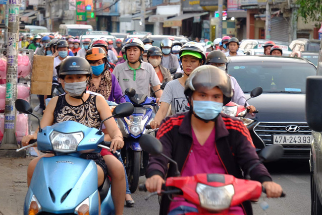 Nam thanh niên gào khóc thảm thiết khi người dì bị container cán tử vong trong lúc ra bến xe về quê nghỉ lễ-4
