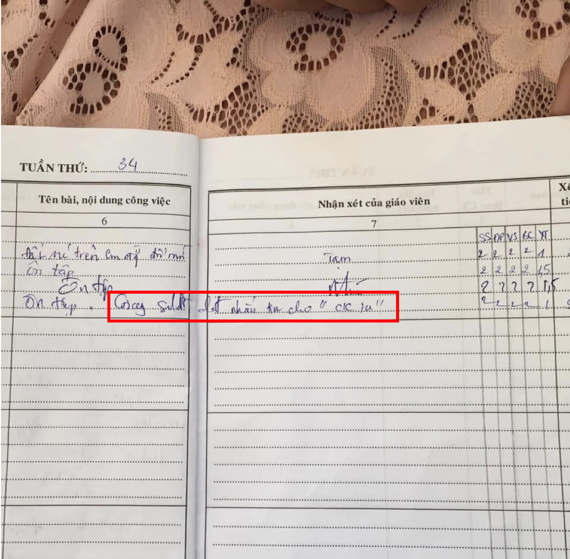 Hí hoáy nhắn tin với người thương trong giờ học, cô giáo ra tay viết một câu khiến học sinh xấu hổ chừa đến già-1