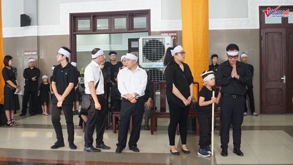 Xuân Bắc viếng người mẫu 37 tuổi mất vì ung thư dạ dày-1