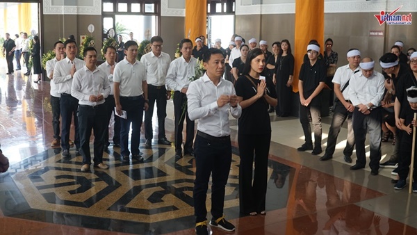 Xuân Bắc viếng người mẫu 37 tuổi mất vì ung thư dạ dày-3