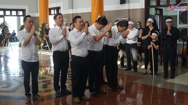 Xuân Bắc viếng người mẫu 37 tuổi mất vì ung thư dạ dày-4