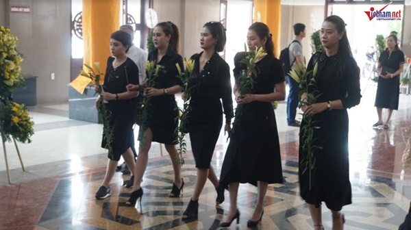 Xuân Bắc viếng người mẫu 37 tuổi mất vì ung thư dạ dày-6