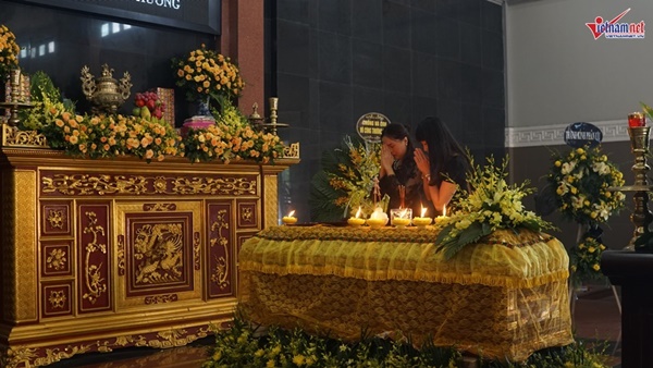 Xuân Bắc viếng người mẫu 37 tuổi mất vì ung thư dạ dày-7