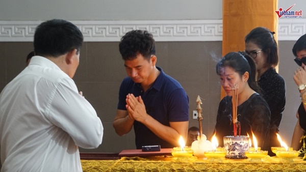 Xuân Bắc viếng người mẫu 37 tuổi mất vì ung thư dạ dày-8