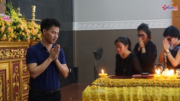 Xuân Bắc viếng người mẫu 37 tuổi mất vì ung thư dạ dày-9