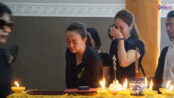 Xuân Bắc viếng người mẫu 37 tuổi mất vì ung thư dạ dày-11