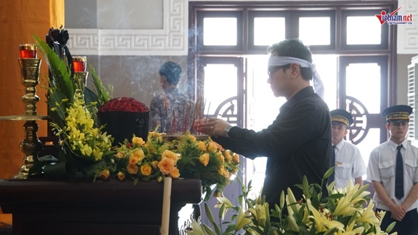 Xuân Bắc viếng người mẫu 37 tuổi mất vì ung thư dạ dày-15