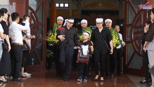 Xuân Bắc viếng người mẫu 37 tuổi mất vì ung thư dạ dày-17