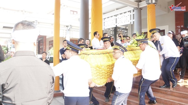 Xuân Bắc viếng người mẫu 37 tuổi mất vì ung thư dạ dày-18