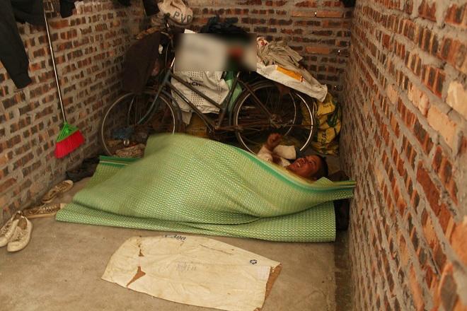 Vợ đột ngột qua đời, 4 bố con lần lượt hóa điên và câu nói chua xót của hàng xóm-2