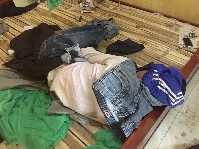 Vợ đột ngột qua đời, 4 bố con lần lượt hóa điên và câu nói chua xót của hàng xóm-4