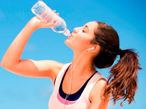 Tác hại khôn lường khi uống nước lạnh ngày nóng
