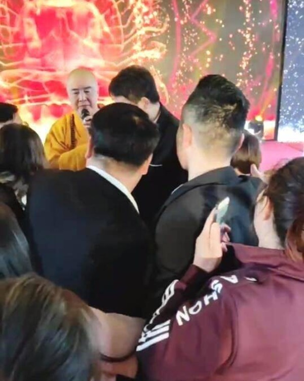 Đường Tăng Từ Thiếu Hoa - người đàn ông đẹp trai nhất Tây Du Ký 1986 ngày ấy giờ chẳng còn là mỹ nam vẫn được hàng trăm người vây quanh-4