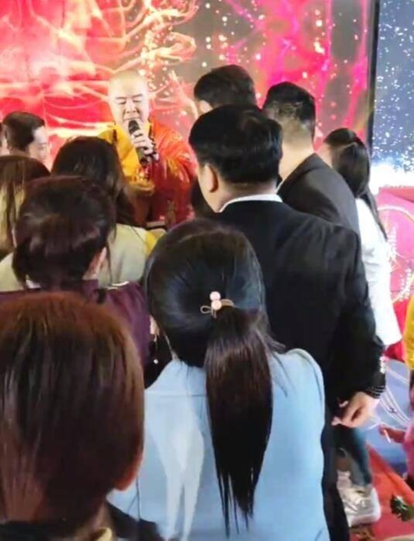 Đường Tăng Từ Thiếu Hoa - người đàn ông đẹp trai nhất Tây Du Ký 1986 ngày ấy giờ chẳng còn là mỹ nam vẫn được hàng trăm người vây quanh-5