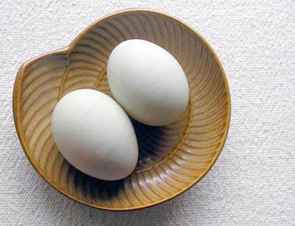 Luộc trứng gà lên, lăn qua lăn lại trên mặt và chờ xem điều bất ngờ gì xảy ra-1