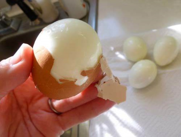 Luộc trứng gà lên, lăn qua lăn lại trên mặt và chờ xem điều bất ngờ gì xảy ra-4