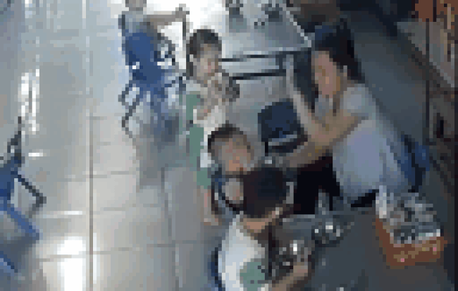 Long An: Cô giáo mầm non đút cơm tới tấp, bé trai nuốt không kịp liền bị gõ liên tiếp vào đầu, tát vào mặt-2