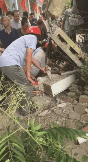 Được người dân băng tạm chân trái nát bét, nữ nạn nhân vẫn tỉnh táo ngóc đầu dậy-3