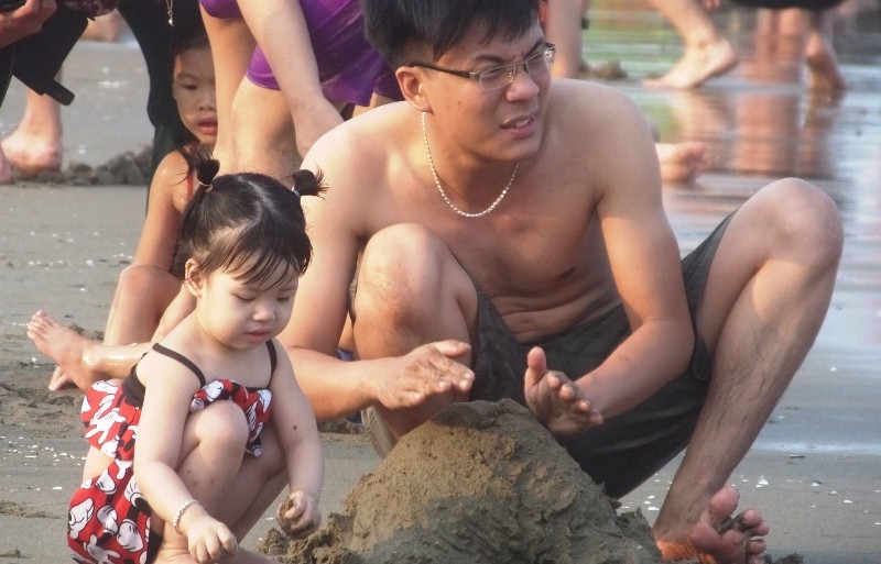 Ngày đầu nghỉ lễ: Biển Sầm Sơn đục ngầu, vạn người vẫn chen nhau tắm-2