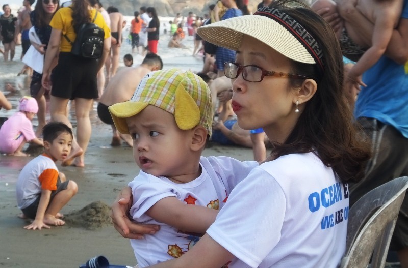 Ngày đầu nghỉ lễ: Biển Sầm Sơn đục ngầu, vạn người vẫn chen nhau tắm-4