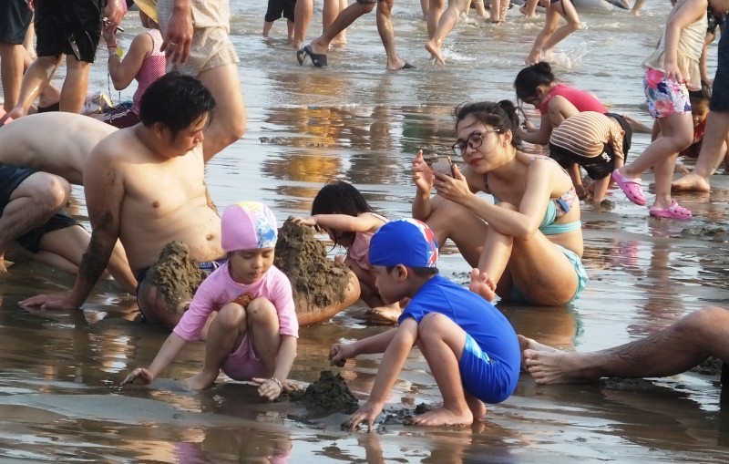 Ngày đầu nghỉ lễ: Biển Sầm Sơn đục ngầu, vạn người vẫn chen nhau tắm-5