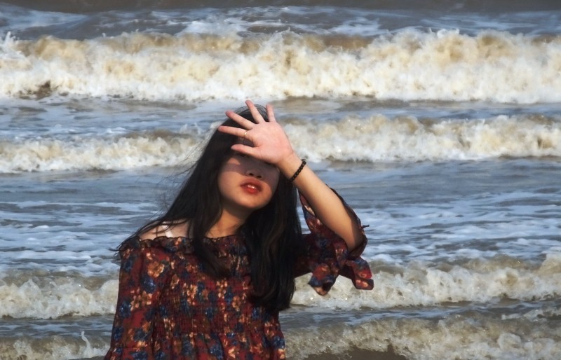 Ngày đầu nghỉ lễ: Biển Sầm Sơn đục ngầu, vạn người vẫn chen nhau tắm-7