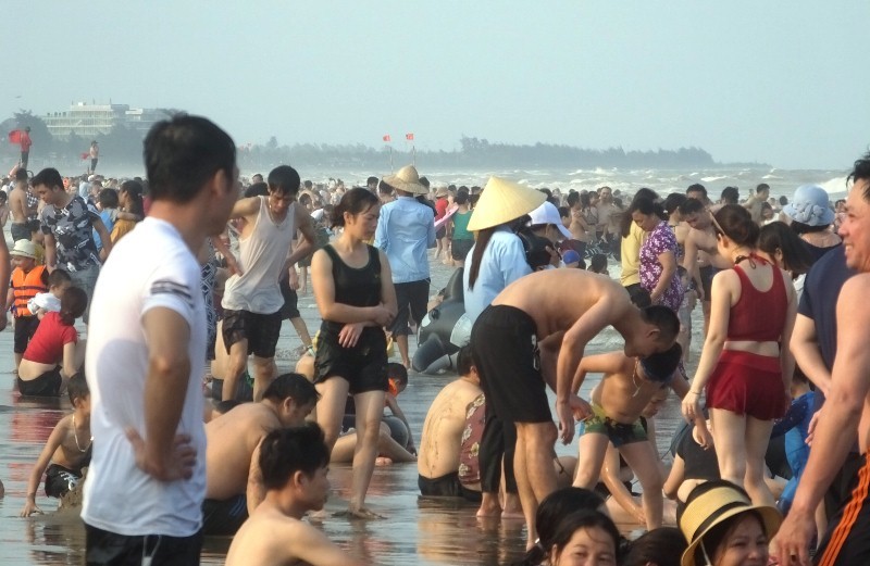 Ngày đầu nghỉ lễ: Biển Sầm Sơn đục ngầu, vạn người vẫn chen nhau tắm-8