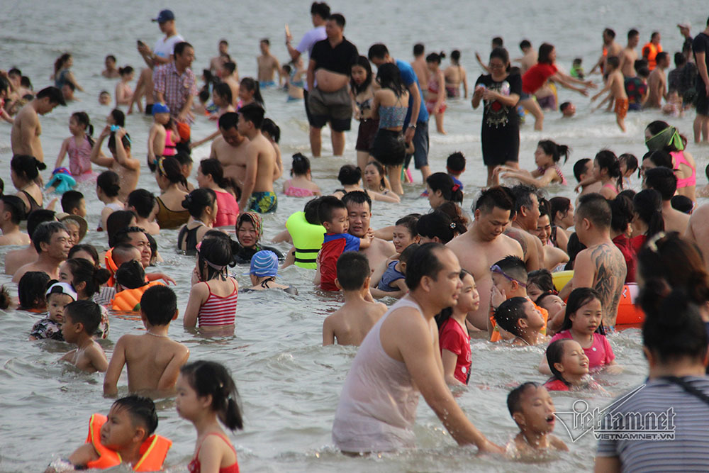 Ngày đầu nghỉ lễ: Biển Sầm Sơn đục ngầu, vạn người vẫn chen nhau tắm-11