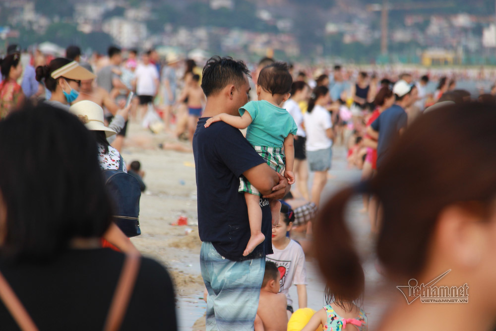 Ngày đầu nghỉ lễ: Biển Sầm Sơn đục ngầu, vạn người vẫn chen nhau tắm-12